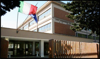 L'ingresso la faccata esterna della scuola
